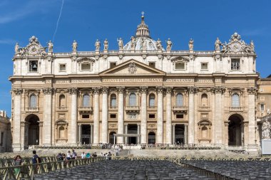 VATİKAN - 23 Haziran 2017: Roma, Vatikan, İtalya 'daki Aziz Peter Meydanı ve Aziz Peter Bazilikası' nın panoramik manzarası