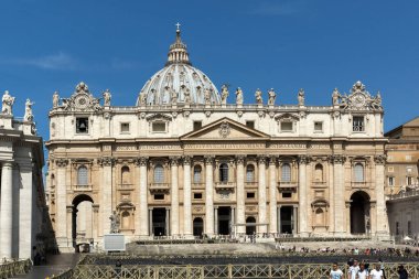 VATİKAN - 23 Haziran 2017: Roma, Vatikan, İtalya 'daki Aziz Peter Meydanı ve Aziz Peter Bazilikası' nın panoramik manzarası