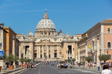 VATİKAN - 23 Haziran 2017: Roma, Vatikan, İtalya 'daki Aziz Peter Meydanı ve Aziz Peter Bazilikası' nın panoramik manzarası