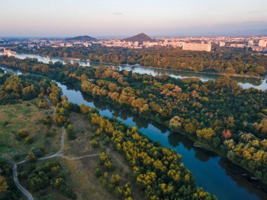 Bulgaristan 'ın Filibe kentindeki Kürek Mekanı' nın hava gün batımı manzarası