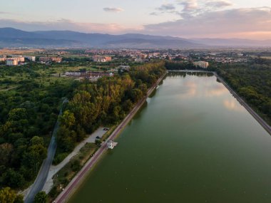 Bulgaristan 'ın Filibe kentindeki Kürek Mekanı' nın hava gün batımı manzarası