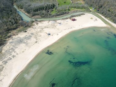 Bulgaristan 'ın Burgaz Bölgesi' nin Rezovo kasabası yakınlarındaki Silistar plajının hava manzarası