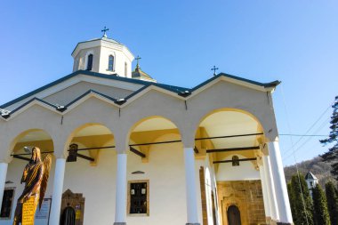 GEORGI DAMYANOVO, BULGARIA - 21 Kasım 2021: Saint John Ortaçağ Lopushanski Manastırı, Montana Eyaleti, Bulgaristan