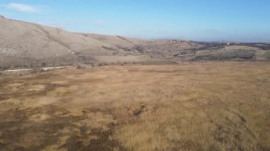 Aldomirovtsi bataklığının hava sonbahar manzarası, Sofya bölgesi, Bulgaristan