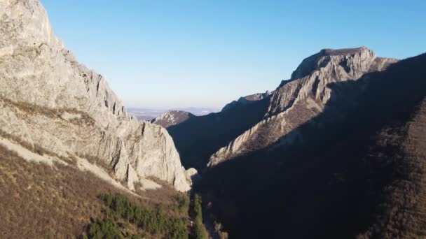 Niesamowity Powietrzny Jesienny Krajobraz Przełęczy Vratsata Bałkanach Bułgaria — Wideo stockowe