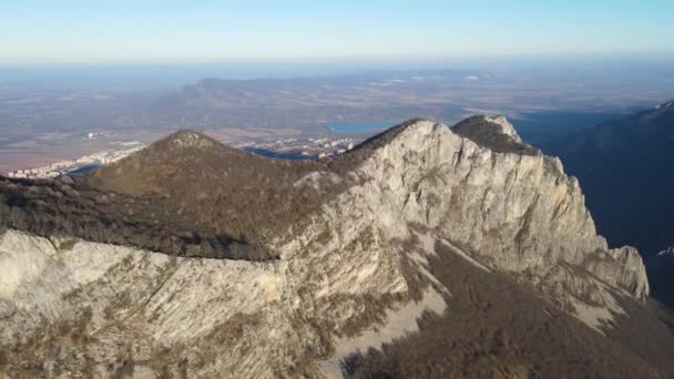 保加利亚巴尔干山脉的弗拉特萨塔令人惊奇的空中秋季风景 — 图库视频影像