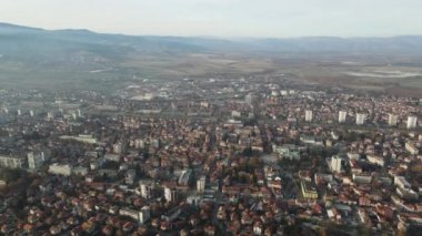 Bulgaristan 'ın Kyustendil kentinin şaşırtıcı hava gün batımı manzarası