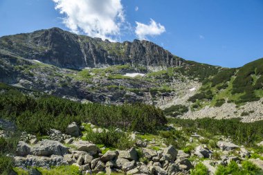 Bulgaristan 'ın Deve Tepesi yakınlarındaki Rila Dağı' nın muhteşem manzarası