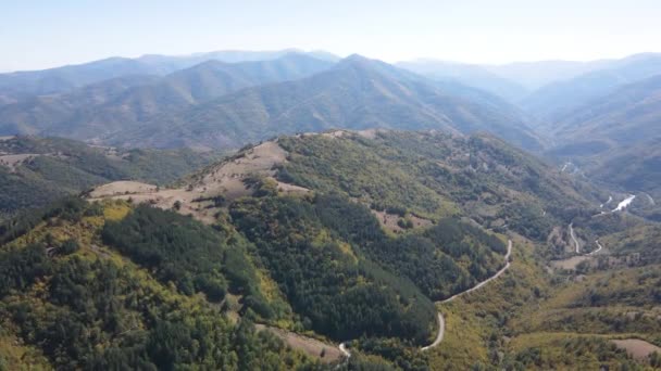 保加利亚巴尔干山脉弗拉特萨地区Ochindol村附近Iskar河谷的空中景观 — 图库视频影像
