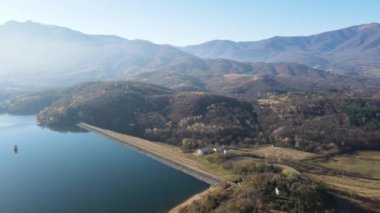 Bulgaristan 'ın Montana bölgesinin Srechenska Bara Baraj Havalimanı manzarası