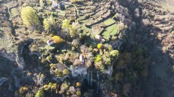 保加利亚Kyustendil地区Zemen山Polska Skakavitsa瀑布的空中秋季景观 — 图库视频影像