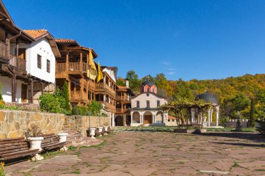 Bulgaristan 'ın Pernik Bölgesi, St. Kozma ve Damyan Ortaçağ Tsarnogorski (Gigintsi) manastırının sonbahar manzarası