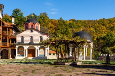 Bulgaristan 'ın Pernik Bölgesi, St. Kozma ve Damyan Ortaçağ Tsarnogorski (Gigintsi) manastırının sonbahar manzarası