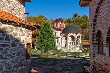 Bulgaristan 'ın Pernik Bölgesi, St. Kozma ve Damyan Ortaçağ Tsarnogorski (Gigintsi) manastırının sonbahar manzarası