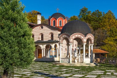 Bulgaristan 'ın Pernik Bölgesi, St. Kozma ve Damyan Ortaçağ Tsarnogorski (Gigintsi) manastırının sonbahar manzarası