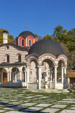Bulgaristan 'ın Pernik Bölgesi, St. Kozma ve Damyan Ortaçağ Tsarnogorski (Gigintsi) manastırının sonbahar manzarası