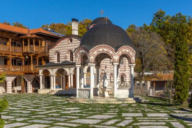 Bulgaristan 'ın Pernik Bölgesi, St. Kozma ve Damyan Ortaçağ Tsarnogorski (Gigintsi) manastırının sonbahar manzarası