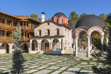 Bulgaristan 'ın Pernik Bölgesi, St. Kozma ve Damyan Ortaçağ Tsarnogorski (Gigintsi) manastırının sonbahar manzarası