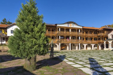 Bulgaristan 'ın Pernik Bölgesi, St. Kozma ve Damyan Ortaçağ Tsarnogorski (Gigintsi) manastırının sonbahar manzarası