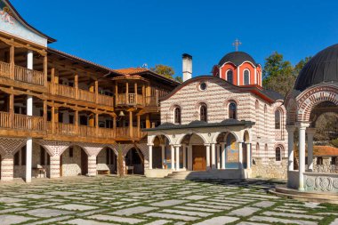 Bulgaristan 'ın Pernik Bölgesi, St. Kozma ve Damyan Ortaçağ Tsarnogorski (Gigintsi) manastırının sonbahar manzarası