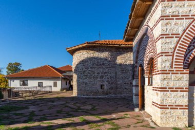 Bulgaristan 'ın Pernik Bölgesi, St. Kozma ve Damyan Ortaçağ Tsarnogorski (Gigintsi) manastırının sonbahar manzarası