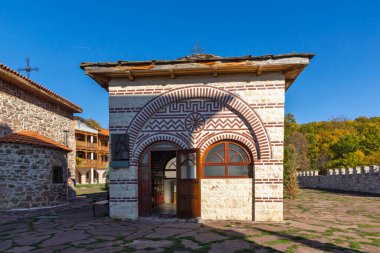 Bulgaristan 'ın Pernik Bölgesi, St. Kozma ve Damyan Ortaçağ Tsarnogorski (Gigintsi) manastırının sonbahar manzarası