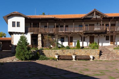 Bulgaristan 'ın Pernik Bölgesi, St. Kozma ve Damyan Ortaçağ Tsarnogorski (Gigintsi) manastırının sonbahar manzarası