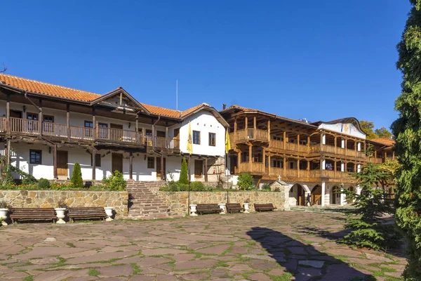 Bulgaristan 'ın Pernik Bölgesi, St. Kozma ve Damyan Ortaçağ Tsarnogorski (Gigintsi) manastırının sonbahar manzarası