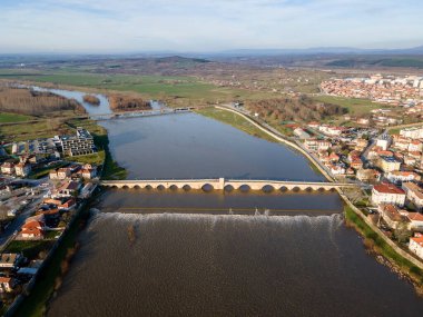 Bulgaristan 'ın Haskovo Bölgesi' nin Svilengrad kentindeki Maritsa nehri üzerindeki 16. yüzyıl Mustafa Paşa Köprüsü 'nün (Eski Köprü) havadan görünüşü