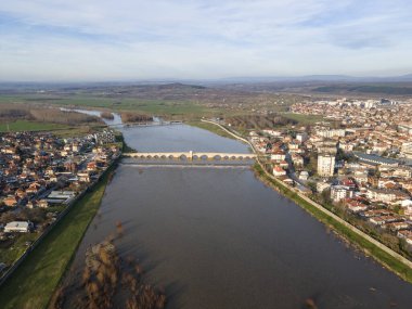 Bulgaristan 'ın Haskovo Bölgesi' nin Svilengrad kentindeki Maritsa nehri üzerindeki 16. yüzyıl Mustafa Paşa Köprüsü 'nün (Eski Köprü) havadan görünüşü