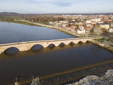 Bulgaristan 'ın Haskovo Bölgesi' nin Svilengrad kentindeki Maritsa nehri üzerindeki 16. yüzyıl Mustafa Paşa Köprüsü 'nün (Eski Köprü) havadan görünüşü