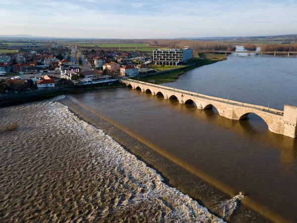 Bulgaristan 'ın Haskovo Bölgesi' nin Svilengrad kentindeki Maritsa nehri üzerindeki 16. yüzyıl Mustafa Paşa Köprüsü 'nün (Eski Köprü) havadan görünüşü