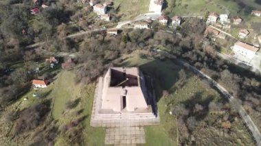 1885 Sırp-Bulgar Savaşı 'nda hayatını kaybeden askerlere adanmış Pantheon Ana Bulgaristan' ın hava manzarası, Bulgaristan 'ın Gurgulyat köyü