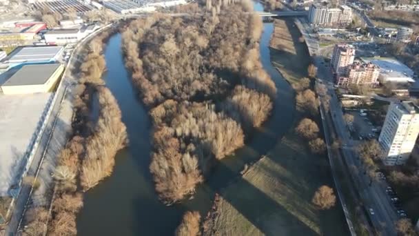 ブルガリアのプロヴディフ市へのマリッツァ川とパノラマの素晴らしい空中ビュー — ストック動画