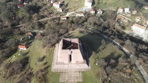 1885年のセルビア ブルガリア戦争の戦死者に捧げられたパンテオン マザー ブルガリアの空中風景 ブルガリアのグルグリヤト村 — ストック動画