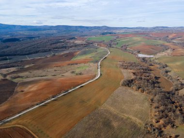 Bulgaristan 'ın Haskovo Bölgesi Topolovgrad kasabası yakınlarındaki Sakar Dağı' nın hava manzarası