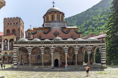 RILA Monasteri, BULGARIA - 24 Haziran 2021: Rila Ortodoks Manastırı (Rila Manastırı), Kyustendil Bölgesi, Bulgaristan