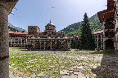 RILA Monasteri, BULGARIA - 24 Haziran 2021: Rila Ortodoks Manastırı (Rila Manastırı), Kyustendil Bölgesi, Bulgaristan