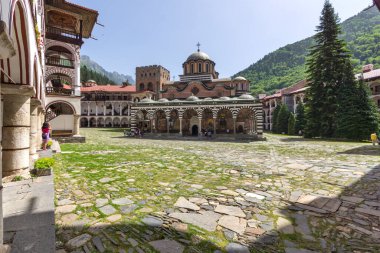 RILA Monasteri, BULGARIA - 24 Haziran 2021: Rila Ortodoks Manastırı (Rila Manastırı), Kyustendil Bölgesi, Bulgaristan