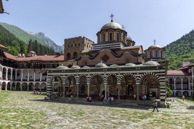 RILA Monasteri, BULGARIA - 24 Haziran 2021: Rila Ortodoks Manastırı (Rila Manastırı), Kyustendil Bölgesi, Bulgaristan