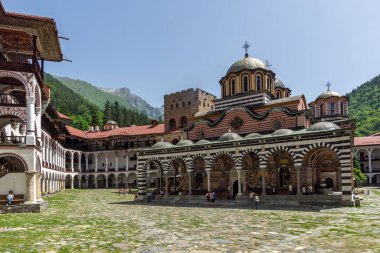 RILA Monasteri, BULGARIA - 24 Haziran 2021: Rila Ortodoks Manastırı (Rila Manastırı), Kyustendil Bölgesi, Bulgaristan