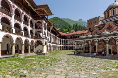 RILA Monasteri, BULGARIA - 24 Haziran 2021: Rila Ortodoks Manastırı (Rila Manastırı), Kyustendil Bölgesi, Bulgaristan