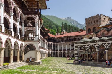 RILA Monasteri, BULGARIA - 24 Haziran 2021: Rila Ortodoks Manastırı (Rila Manastırı), Kyustendil Bölgesi, Bulgaristan