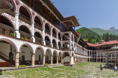 RILA Monasteri, BULGARIA - 24 Haziran 2021: Rila Ortodoks Manastırı (Rila Manastırı), Kyustendil Bölgesi, Bulgaristan
