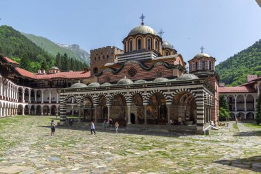 RILA Monasteri, BULGARIA - 24 Haziran 2021: Rila Ortodoks Manastırı (Rila Manastırı), Kyustendil Bölgesi, Bulgaristan