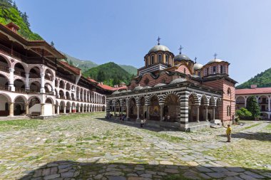 RILA Monasteri, BULGARIA - 24 Haziran 2021: Rila Ortodoks Manastırı (Rila Manastırı), Kyustendil Bölgesi, Bulgaristan