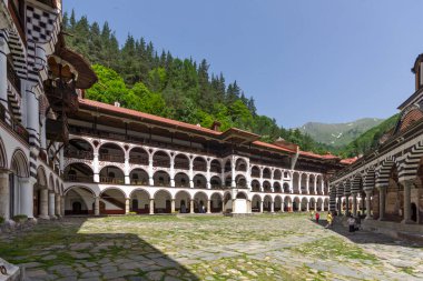RILA Monasteri, BULGARIA - 24 Haziran 2021: Rila Ortodoks Manastırı (Rila Manastırı), Kyustendil Bölgesi, Bulgaristan