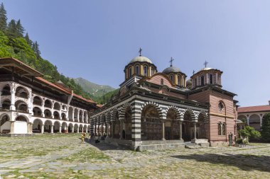 RILA Monasteri, BULGARIA - 24 Haziran 2021: Rila Ortodoks Manastırı (Rila Manastırı), Kyustendil Bölgesi, Bulgaristan