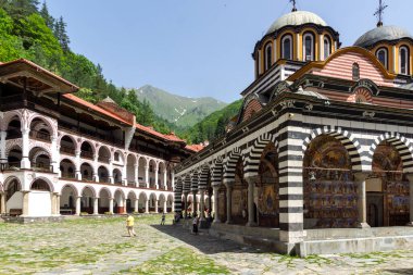 RILA Monasteri, BULGARIA - 24 Haziran 2021: Rila Ortodoks Manastırı (Rila Manastırı), Kyustendil Bölgesi, Bulgaristan