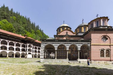 RILA Monasteri, BULGARIA - 24 Haziran 2021: Rila Ortodoks Manastırı (Rila Manastırı), Kyustendil Bölgesi, Bulgaristan